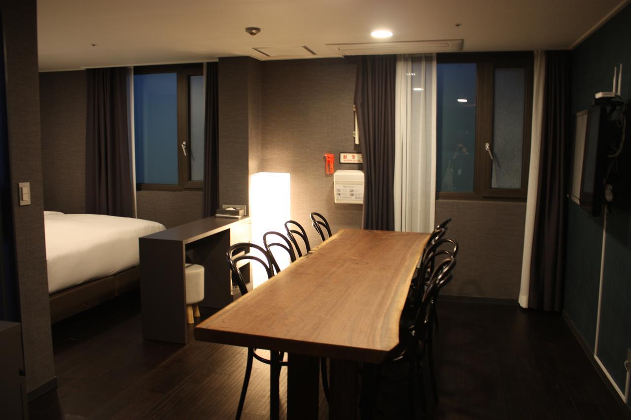 Hotel The Young